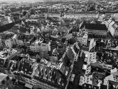 Strasbourg 'un ikonik ahşap evleri ve modern şehir mimarisini gösteren hava manzarası..