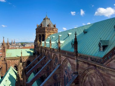 Strasbourg, Fransa 'daki görkemli Notre Dame katedrali süslü kumtaşı cephesi ve eşsiz gotik mimarisi ile göze çarpıyor..