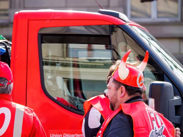 フランス ストラスブール 2023年3月29日 フランス ストラスブールのトラックの近くで 先週渡された年金年齢の引き上げに対するバイキング帽子の抗議を身に着けている人々 — ストック写真