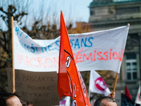 Strasborg Francie Března 2023 Skupina Dospělých Demonstrantů Schází Před Velkou — Stock fotografie