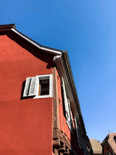 Una Hermosa Casa Barrio Residencial Con Fachada Roja Ventanas Abiertas —  Fotos de Stock