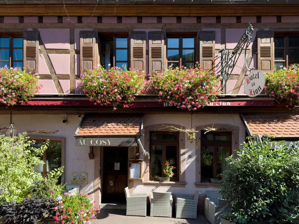 2022年9月22日 法国里贝斯维尔 在美丽的建筑和宾馆环绕下 一个华丽的里贝斯维尔住宅区 一个装饰华丽的餐厅的迷人的鲜花满满的庭院 — 图库照片