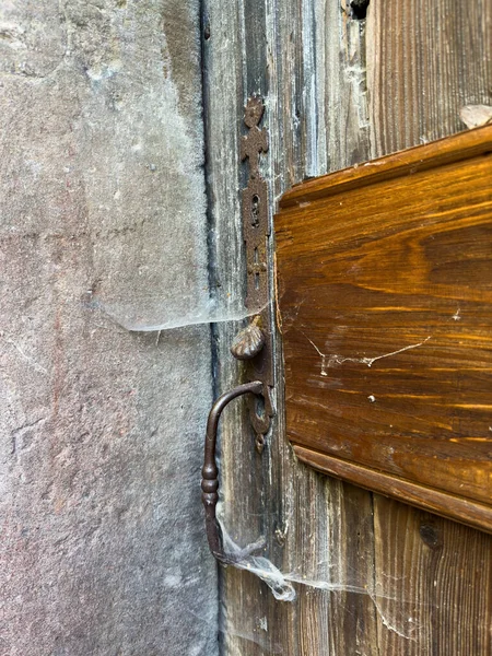 Eski Paslı Kapı Kilidi Mekanizması Örümceklerle Örümceklerle Örümcekler Ağlar Dış — Stok fotoğraf