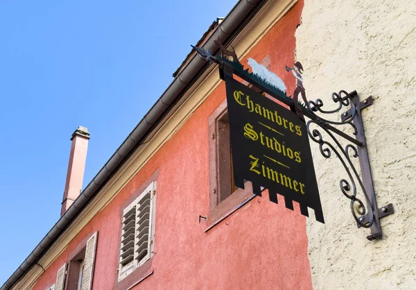 Açık Tabela Oda Kullanımına Sahip Kırsal Bir Fransız Oteli Dış — Stok fotoğraf