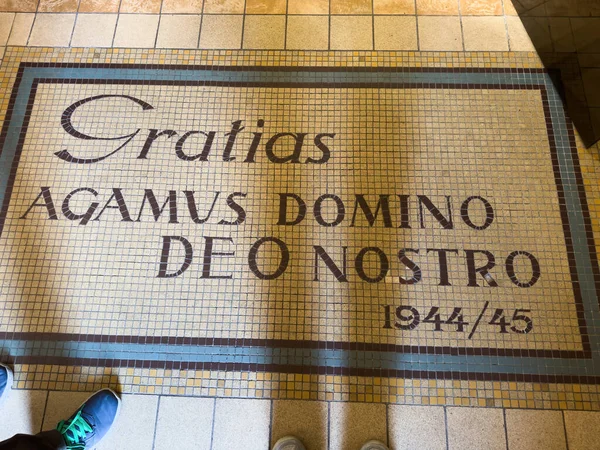 Pavimento Pietra Vintage Con Bel Mosaico Recante Parole Gratias Agamus — Foto Stock