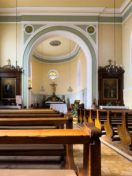 フランスのリクウィールにある畏敬の念を抱かせる教会 カトリック様式のサンマルグリットは 複雑なアルザス建築と宗教的なサービスのための座席を備えた壮大なインテリアを紹介しています — ストック写真