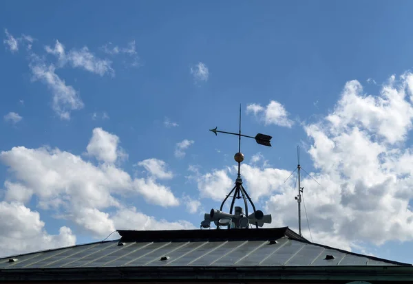 Metalowy Alarm Pożarowy Dachu Niebieskiego Ratusza Wysyła Ostrzeżenie Niebezpieczeństwie Sygnalizując — Zdjęcie stockowe