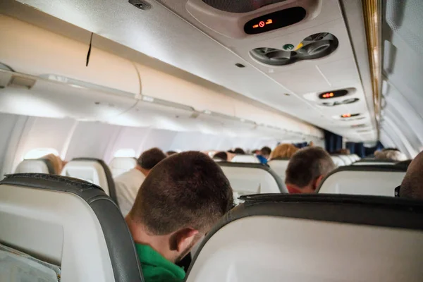Grupo Pessoas Desfrutando Uma Viagem Interior Espaçoso Veículo Aéreo Completo — Fotografia de Stock