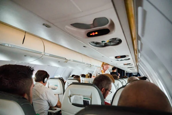Niemcy Lip 2015 Grupa Pasażerów Uśmiechnięty Wesoły Steward Wewnątrz Samolotu — Zdjęcie stockowe