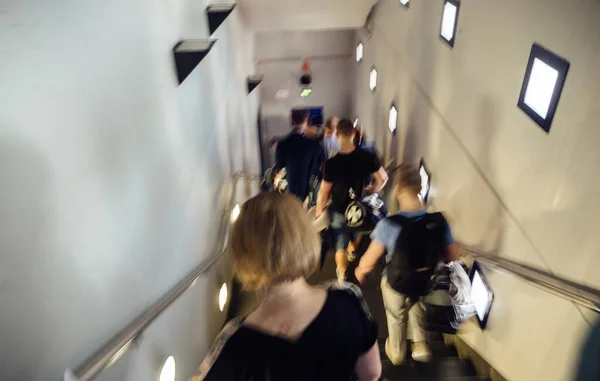 Groupe Animé Passagers Hommes Femmes Descendent Escalier Dans Terminal Aéroport — Photo