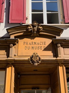 Ribeauville, Fransa, Sep 22, 2022: Alsace 'de girişi üzerinde eski model tabelası olan ikonik bir Fransız eczane, Pharmacie du Musee mimarinin çarpıcı bir parçası.