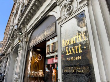 Haussmanian mimarisini kapsayan eski, antika bir boulangerie tabelâsı, Alsace 'den özel biscote sante au beurre' nin reklamlarıyla süslenmiş bir cephe..