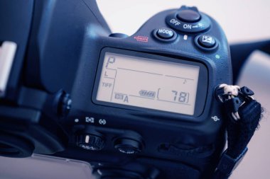 Paris, Fransa - 10 Temmuz 2015: Bu profesyonel Nikon kamerası, kolay işlem için parlak bir LCD ekran, mod düğmeleri ve pil işaretine sahiptir. Mükemmel resimler için Tiff biçimi arşivi teknolojisi.