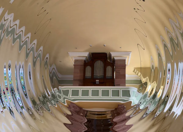 古代の教会内のオルガンは その音楽性と宗教的な力で部屋を埋める波及効果を作成し 強力な音波を発する — ストック写真