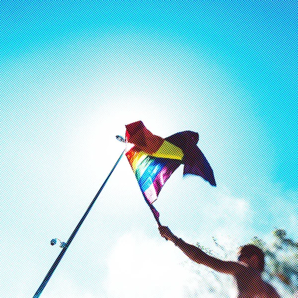 Visão Baixo Ângulo Homem Acena Uma Bandeira Arco Íris Celebração — Fotografia de Stock