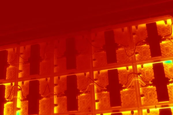 Dispositivo Moderno Irradia Vibrante Calor Rojo Amarillo Sus Paneles Creando —  Fotos de Stock