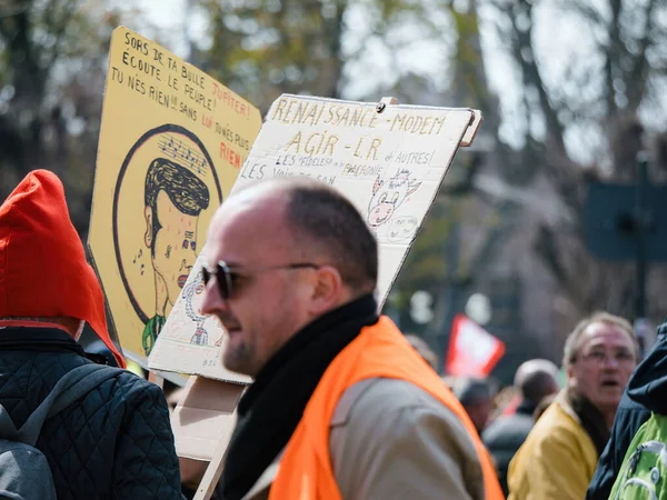 フランス ストラスブール 2023年3月29日 フランス ストラスブールの路上で抗議者のグループが年金年齢の最近の上昇に対してデモを行った 数週間にわたるストライキと抗議活動は続く — ストック写真