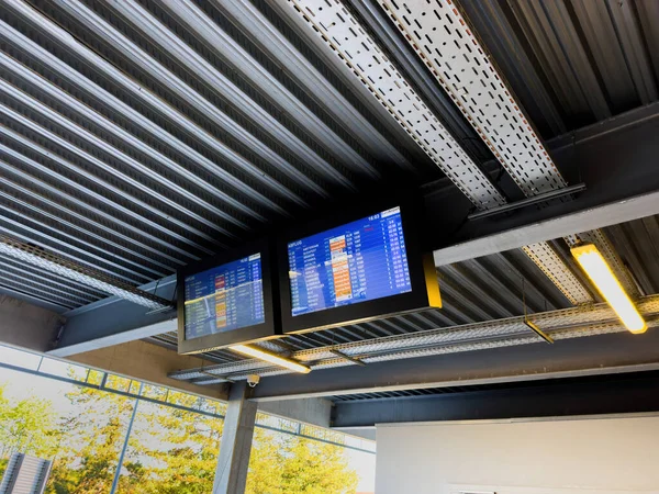 スイスのバーゼル 9月22 2022 ユーロ空港の現代的なデジタルディスプレイモニターバーゼル ミュルハウス フライブルクは 国際線のリストと出発時刻を表示し 物流を作ります — ストック写真