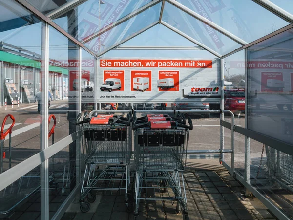 フランクフルト ドイツ 2023年3月3日 空のスーパーマーケットカート トゥームガーデンDiyストアに隠れて 満たされるのを待っています — ストック写真