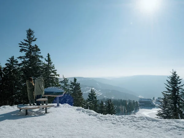 两个人欣赏着一个安静的冬季风景 黑森林施瓦兹瓦尔德 充满了白雪覆盖的针叶树和山脉 创造了一个完美的周末假日来欣赏大自然的美丽 — 图库照片