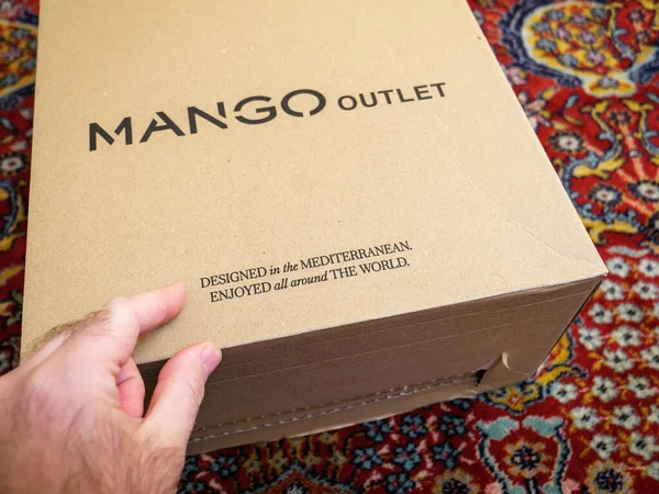 2022年12月2日 法国巴黎 一只手指向一个来自时装品牌Mango Outlet的网络订单包 详细的硬纸板包裹为在线电子商务提供了独特的视角 — 图库照片