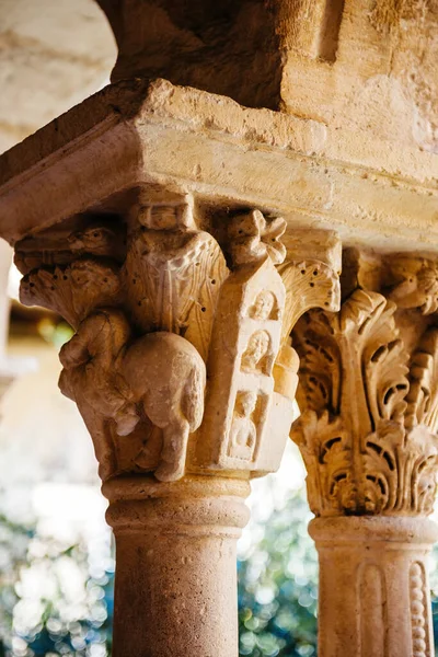 Close Inspirador Intrincado Artesanato Pedra Uma Coluna Cathedrale Saint Sauveur — Fotografia de Stock