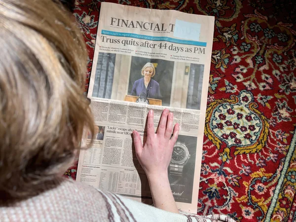 London Großbritannien Februar 2022 Neugierige Frau Liest Auf Dem Seidenteppichboden — Stockfoto