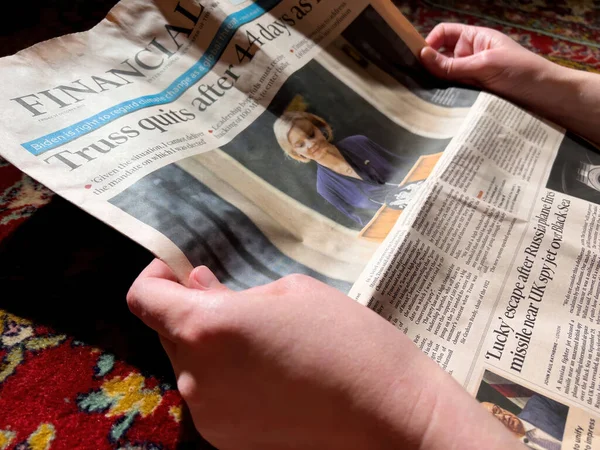 英国伦敦2月2日电 2022年2月2日 英国最新一期 金融时报 在客厅的丝绸地毯地板上阅读的特写女性在担任英国首相44天后辞职 — 图库照片