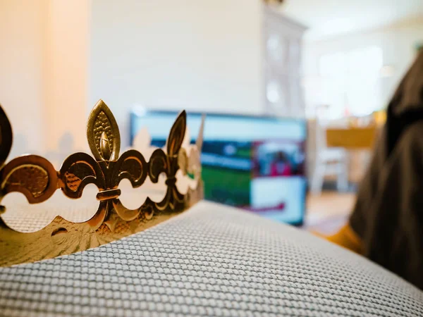 Zaměřte Zlatou Korunu Její Pohovce Žena Sleduje Korunovaci Krále Královny — Stock fotografie