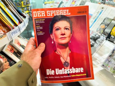 Londra, Birleşik Krallık - 21 Nisan 2023: Der Spiegel dergisinin kapağında Sahra Wagenknecht 'in -gazeteciliğin gücünün bir göstergesi- yer aldığı bir POV erkek eli son sayısını tutuyor