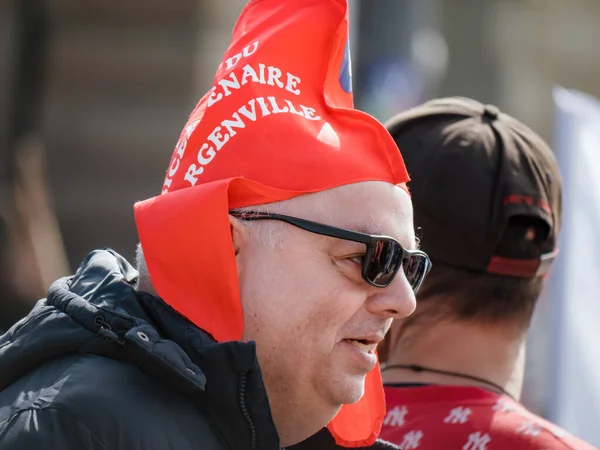 2023年3月29日 法国斯特拉斯堡 一名戴着红帽子的成年男子自豪地站在抗议法国退休金改革的人群当中 他体现了抵抗的精神和变革的希望 — 图库照片