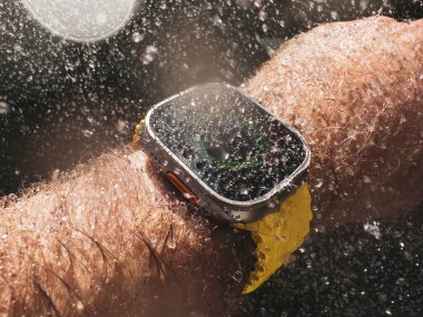Bir dalgıç, yeni Apple Watch Ultra 'ya hayranlık uyandıran bir ortamda titreyen ıslak damlalarla su altında eşsiz dayanıklılığını sergiliyor.