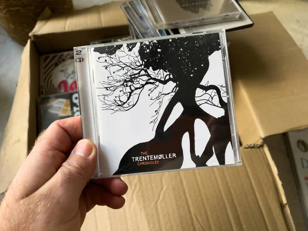 Paris, Fransa - 1 Ocak 13, 2023: Bir adam Trentemoller Chronicles albümünü elinde tutarak klasik kayıtlardan oluşan bir hazineyi açıyor..