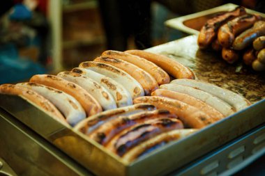 Colmar 'daki Noel pazarında sıcak, taze ızgara sosisler ve mükemmel pişirilmiş diğer fast food ürünleri olan geleneksel bir mağaza bulunuyor..