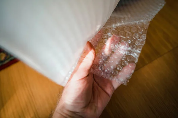 Man Testar Noggrant Stor Rulle Luftbubblor Förpackningsfilm Vilket Visar Vikten — Stockfoto