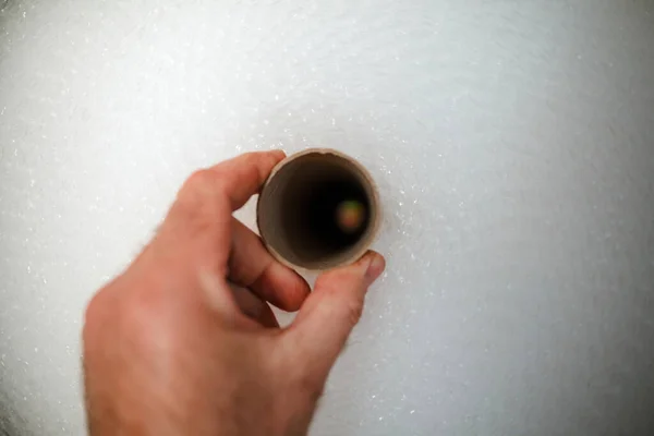 Лица Руки Держит Ядро Большого Рулона Пленки Пузыря Воздуха Упаковки — стоковое фото