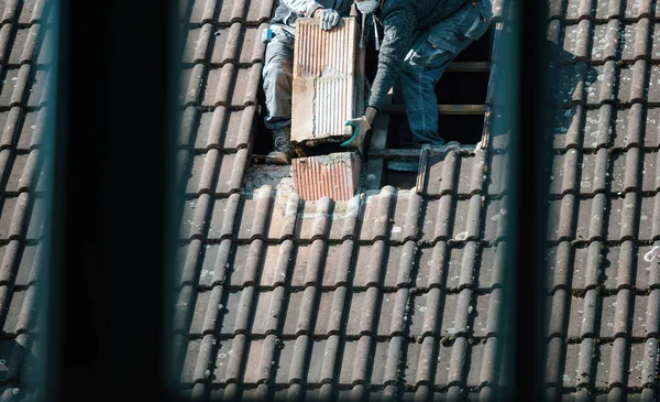 Two Roofers Hard Work Renovating Old Chimney Ensuring Warm Season — Stock Photo, Image