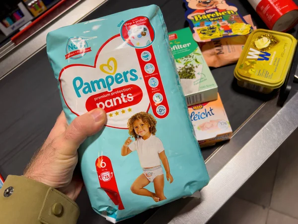 Frankfurt Germany Mar 2022 Man Holds Package Pampers Diapers Checkout — Stock Photo, Image