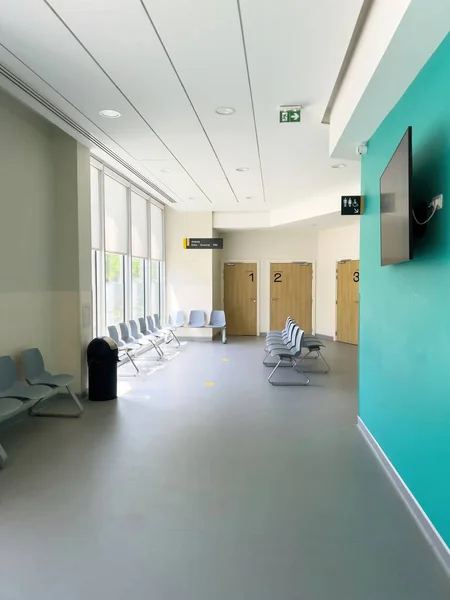 Ein Krankenhauswarteraum Mit Leeren Stühlen Nummerierten Kabinen Und Einem Großen — Stockfoto