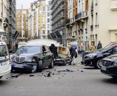 Paris, Fransa - 30 Ocak 2018: Lüks sedan Lancia tez ve scooter motosiklet taşıma tıbbi kan nakli kan - arasında kaza: Paris caddesi rue de Courcelles