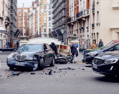 Paris, Fransa - 30 Ocak 2018: Lüks sedan Lancia tez ve scooter motosiklet taşıma tıbbi kan nakli kan - arasında kaza: Paris caddesi rue de Courcelles