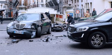 Paris, Fransa - 30 Ocak 2018: Lüks sedan Lancia tez ve scooter motosiklet taşıma tıbbi kan nakli kan - arasında kaza: Paris caddesi rue de Courcelles