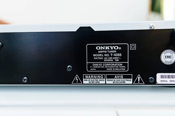 2023年2月6日 法国巴黎 Onkyo Corporation在马来西亚制造的经证实的Emc Semko Onkyo 4355无线电调谐器的后视图 带有警告信号 — 图库照片