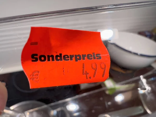 用德文写着黑体字的亮红色贴纸写着 Sonderpreis Euro 一个只有4 99欧元的特别价格 — 图库照片