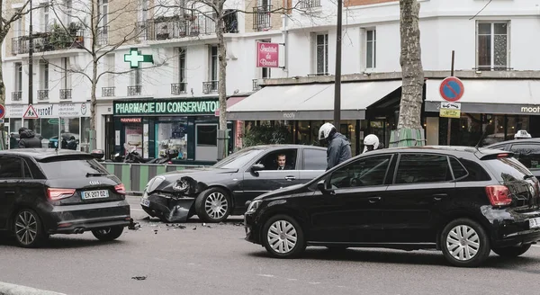 2018年1月30日 在巴黎街之间的汽车事故豪华轿车蓝旗亚论文和踏板车轻便摩托车运输医疗输血 Courcelles — 图库照片