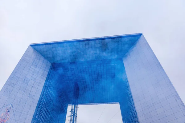 パリの神秘的な朝の霧ラ ディフェンスビジネス地区は 印象的な建築と壮大な建物の外観に深い青の色合いを投げかけます — ストック写真