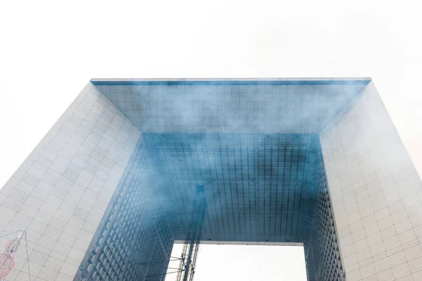 Niskokątny Widok Dzielnicę Biznesową Paryża Defense Okryty Mgłą Zanieczyszczeniem Porannym — Zdjęcie stockowe