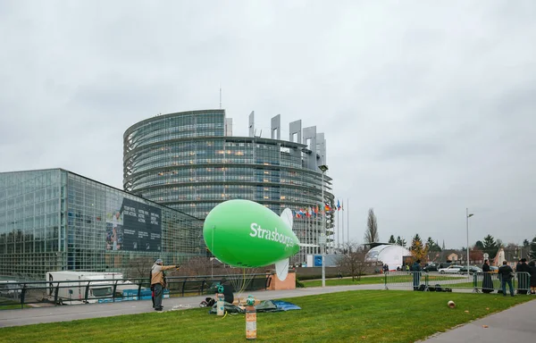 Estrasburgo Francia Nov 2014 Impresionante Globo Dirigible Verde Con Estrasburgo — Foto de Stock