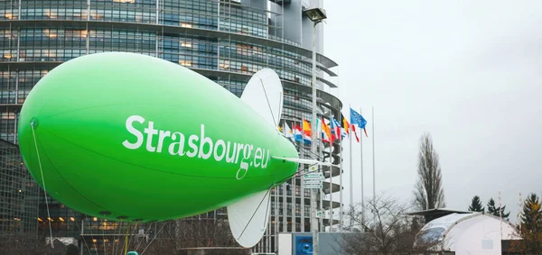 Gente Lavora Preparare Grande Pallone Verde Dirigibile Ecologico Con Strasburgo — Foto Stock