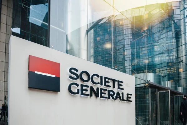 フランス 2014年12月3日 この写真は ガラスとソシエテ ジェネラル銀行の看板を特徴とするパリ ディフェンス地区の最先端オフィスビルの印象的な外観を示しています — ストック写真